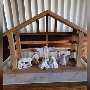 Wade England Nativity Scene Figurined with Wooden Manger (111)